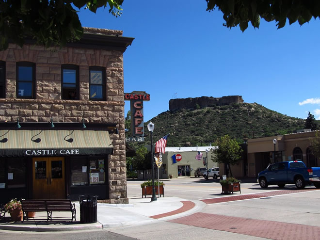 castle-rock-black-car